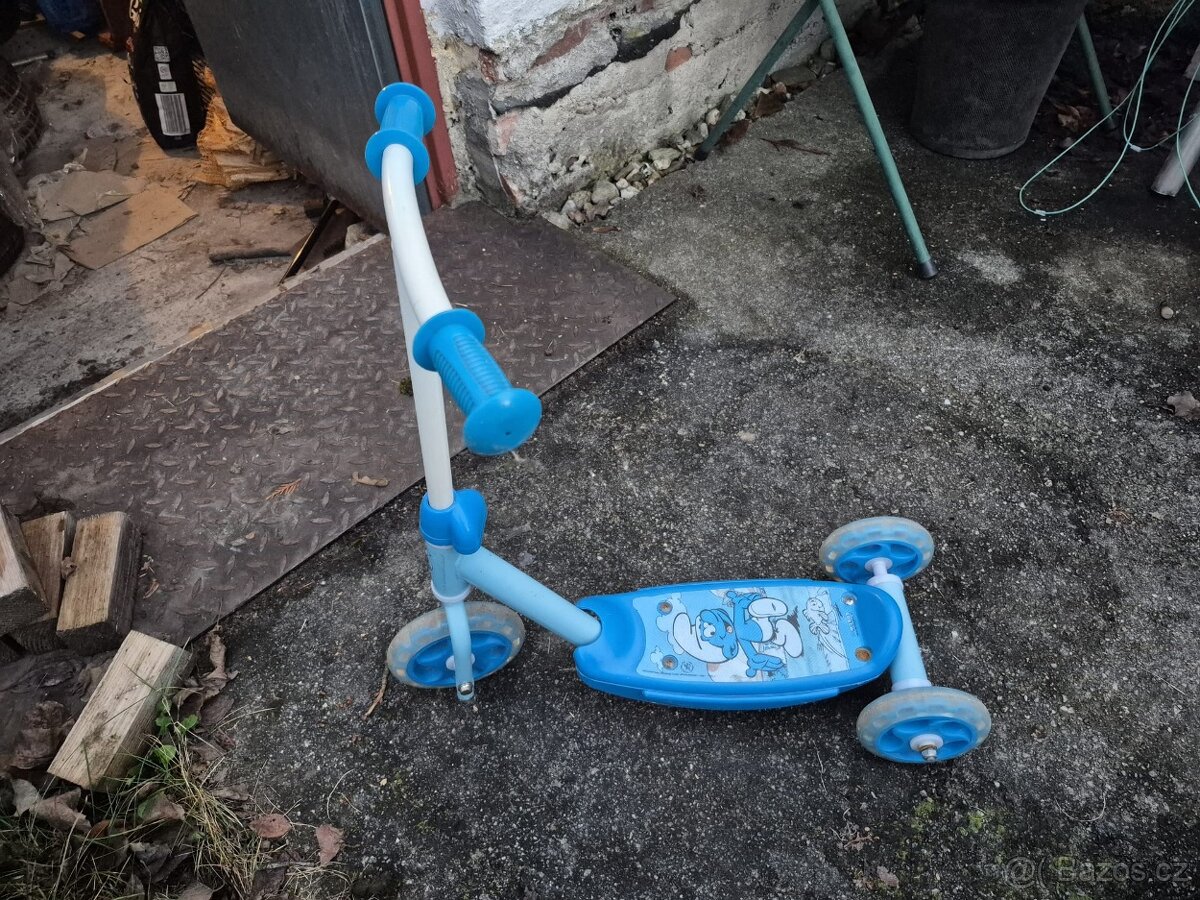 Dětská koloběžka s motivem Šmoulů