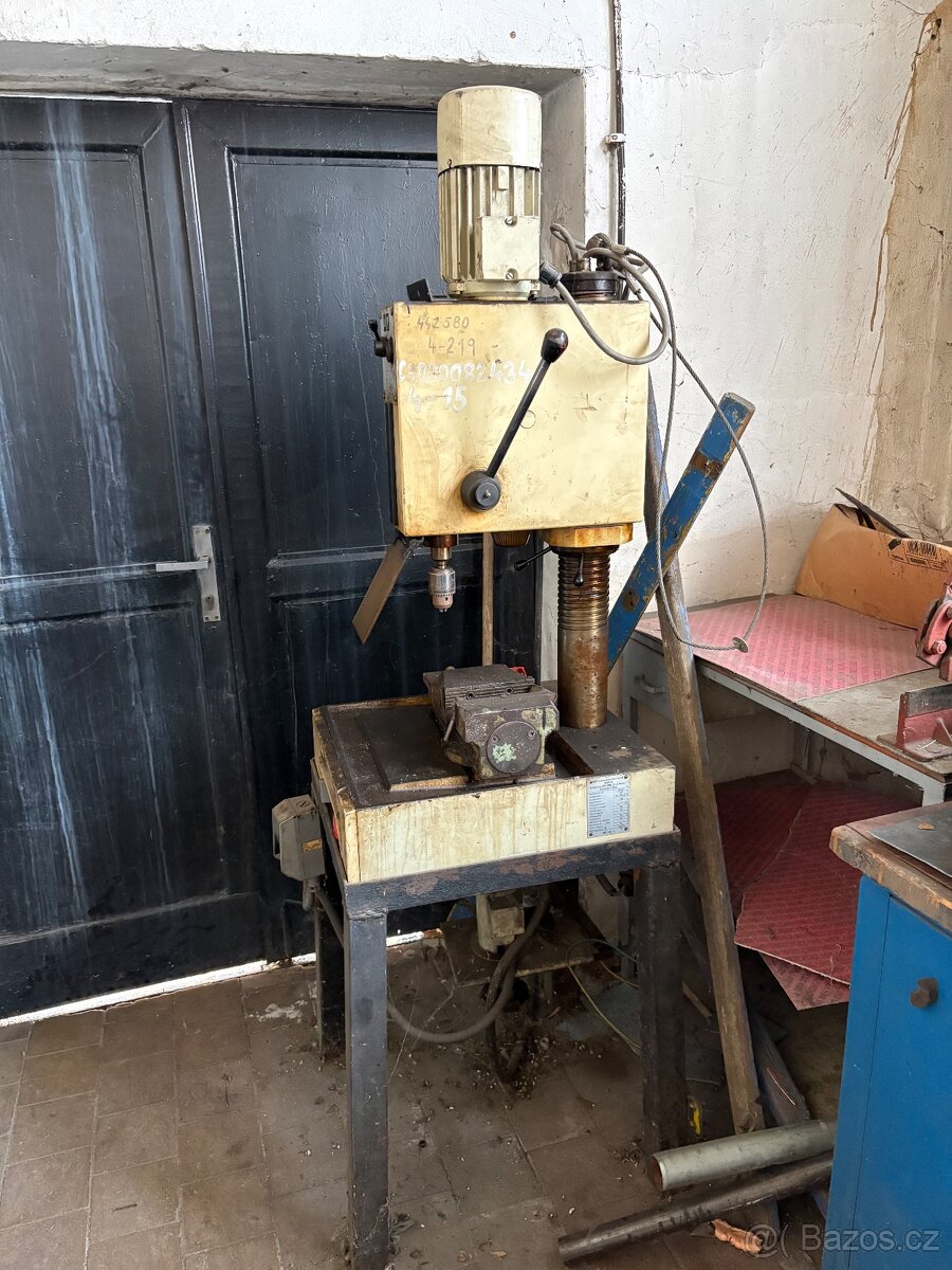 Stolní vrtačka na podstavci německé výroby