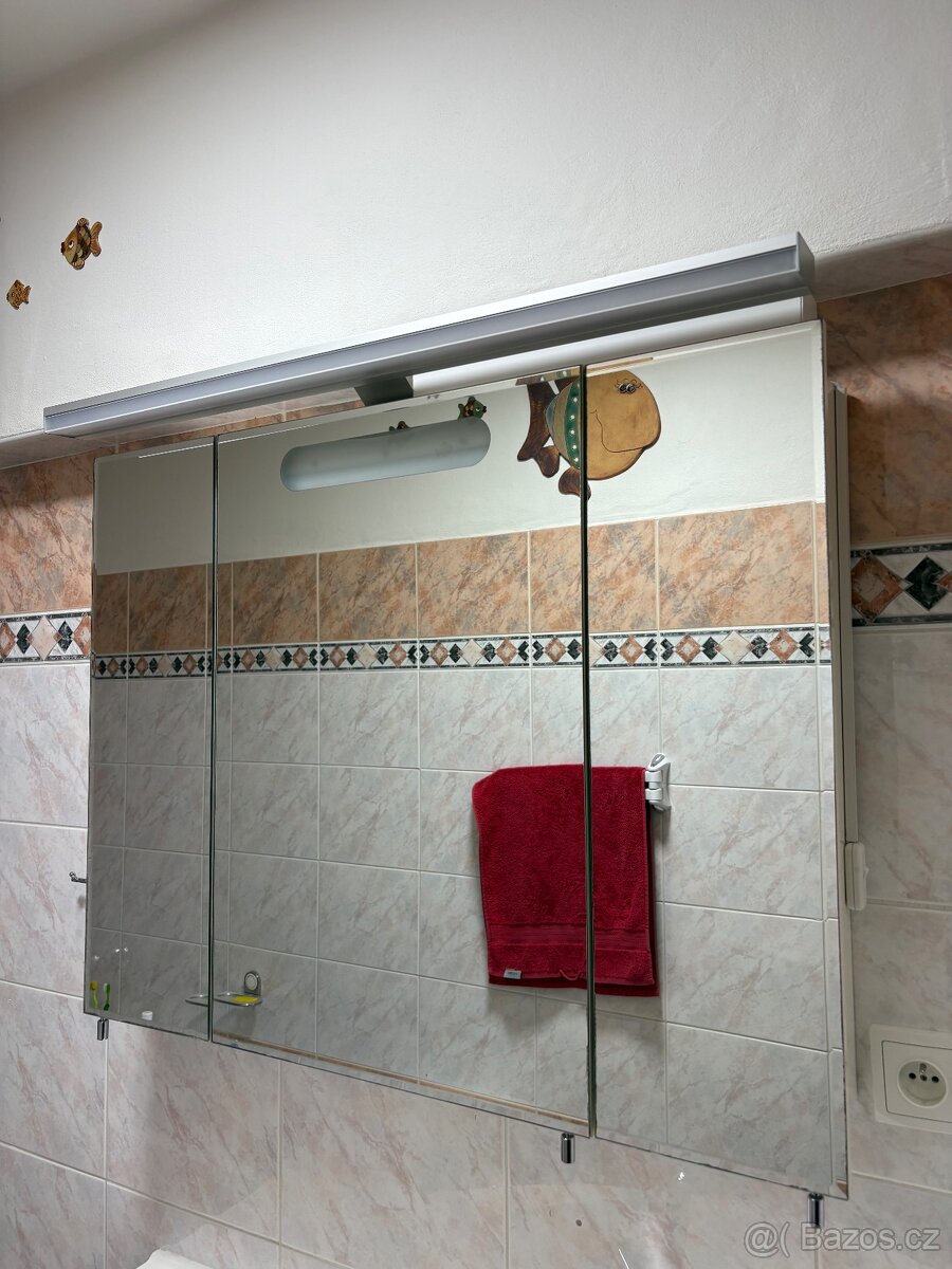 Skříňka se zrcadlem