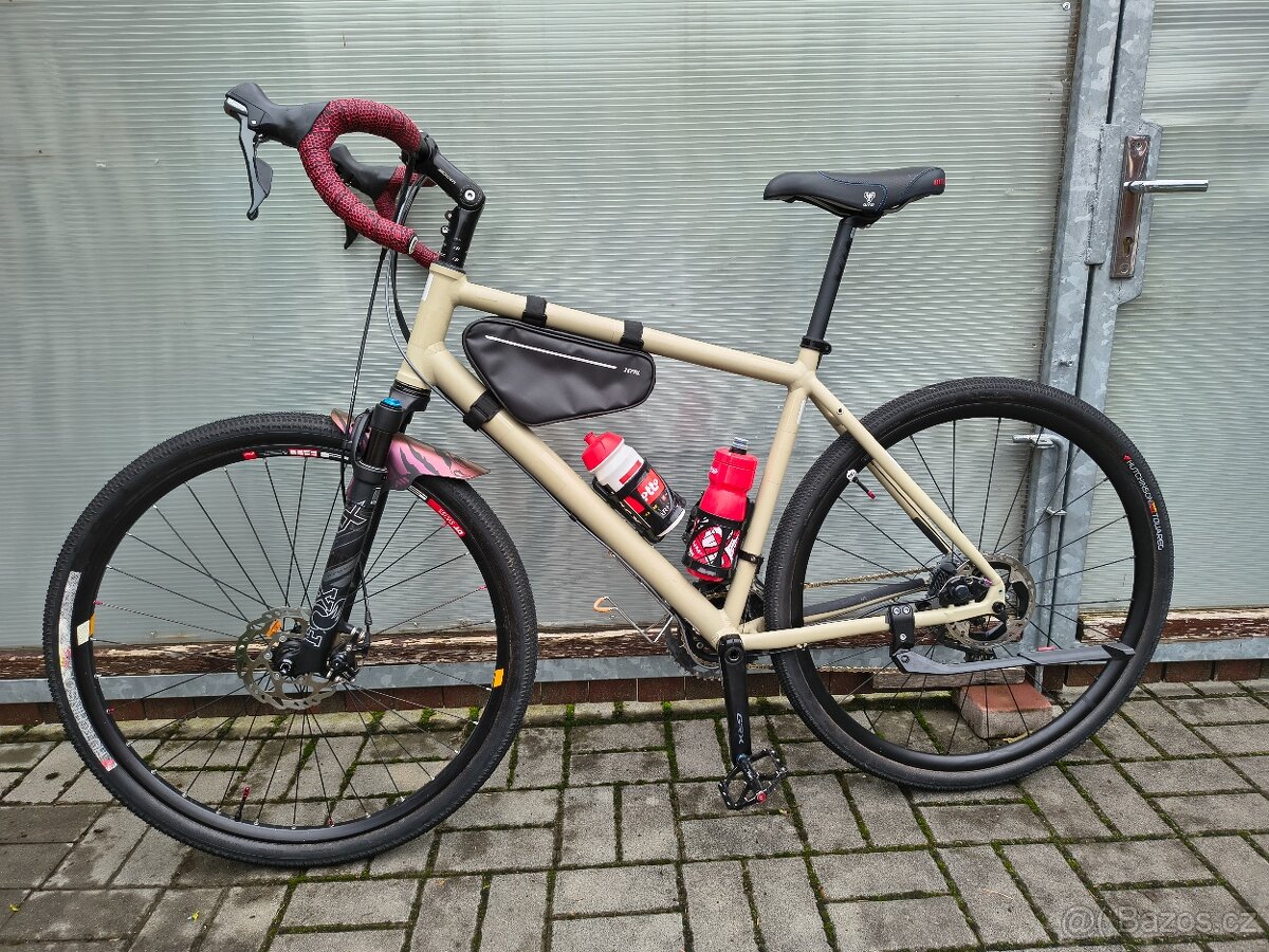 Gravel bike s odpruženou FOX vidlicí