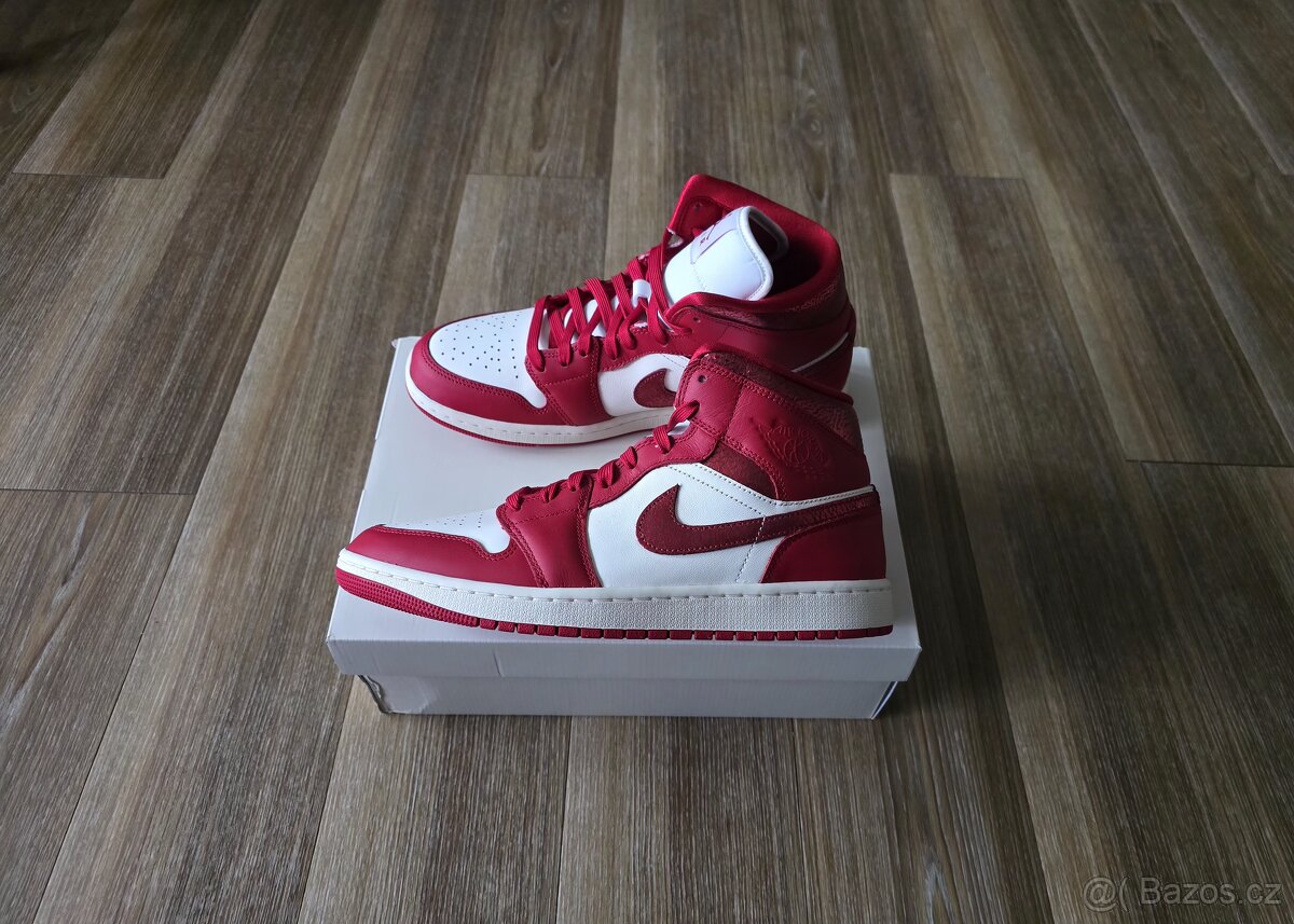 Air Jordan 1 Mid SE (44)