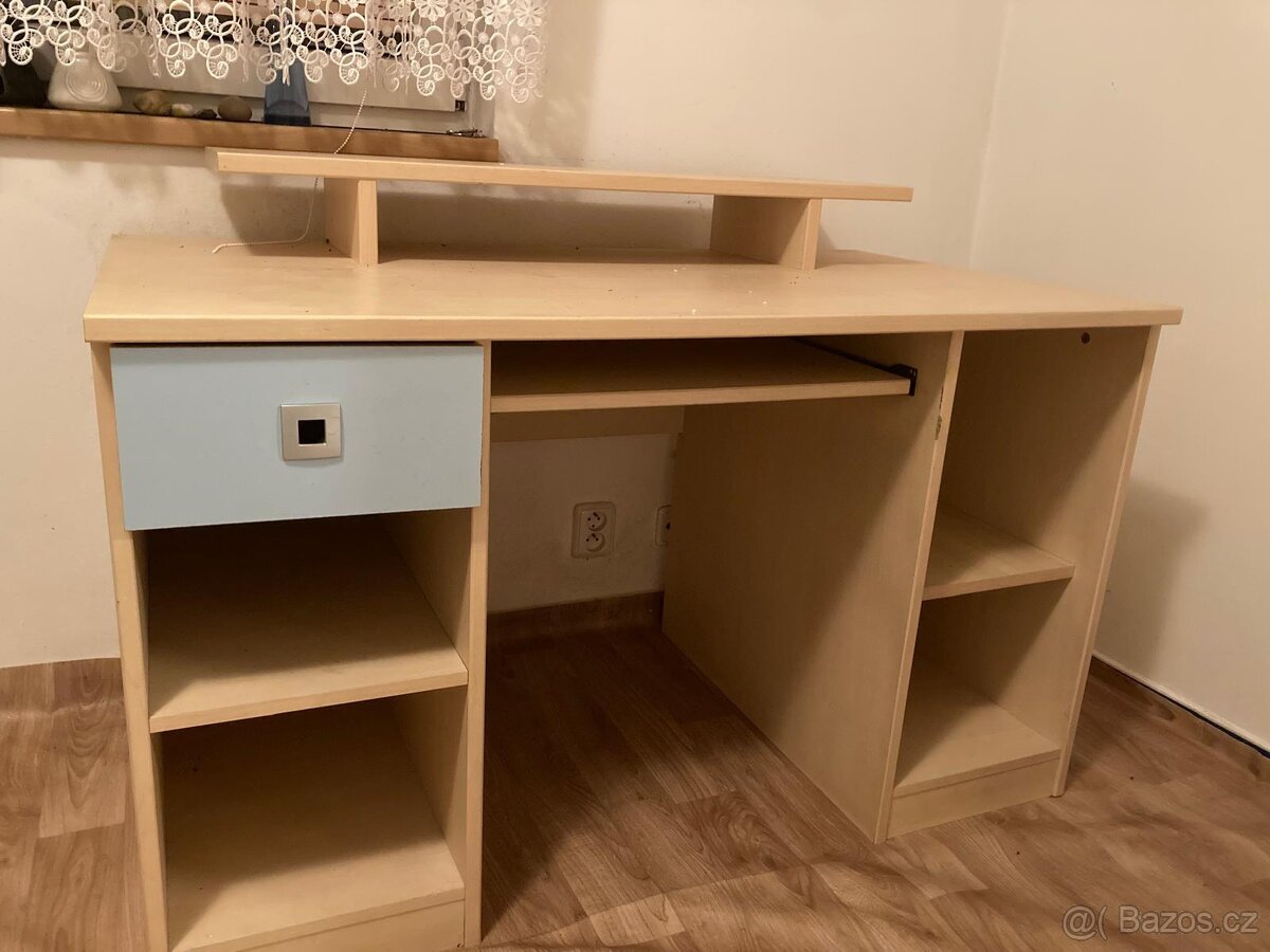 set nábytku - stůl a skřínka