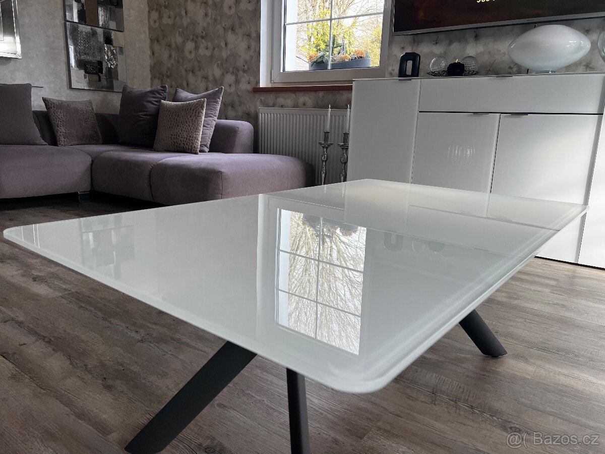 Moderní konferenční stolek – skleněná deska