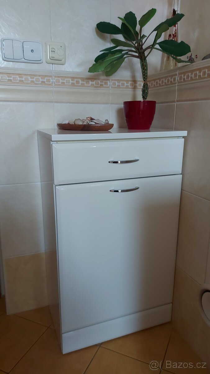 Koupelnová skříňka výklopná s košem na prádlo nebo policí