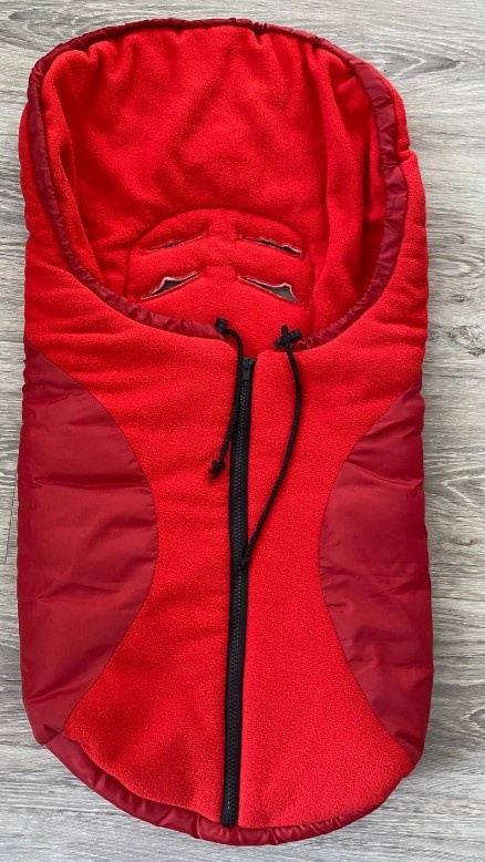 Zimní fusak červený zachovalý otvory autosedačka vajíčko