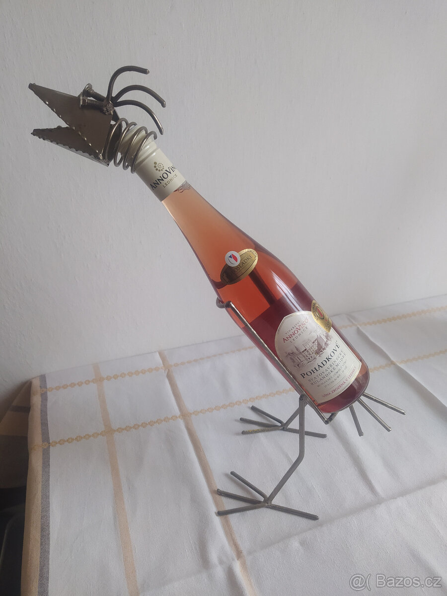 Stojánek a soupravu (otvírák s nožem a zátka)na víno
