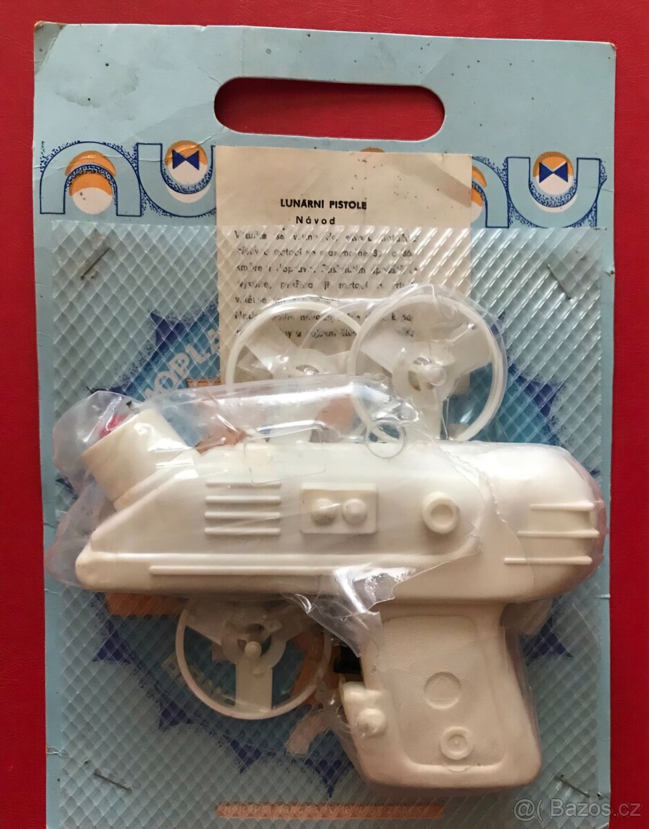 Dětské pistole, šachy, domino, kufříky, brusle