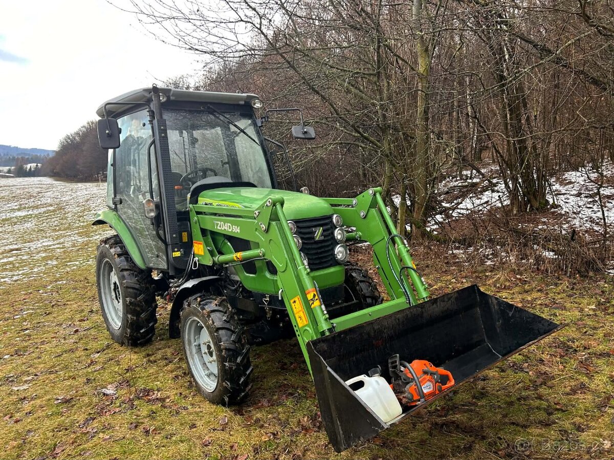 Malotraktor s čelním nakladačem a kabinou