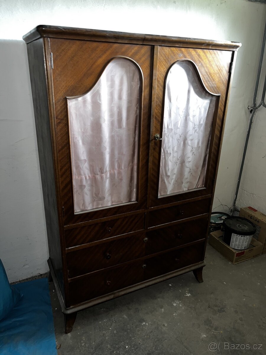 Starožitná skříň