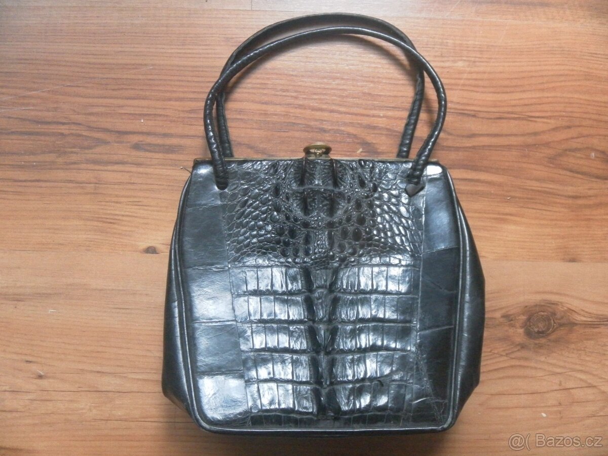 Kabelka z krokodýlí kůže.