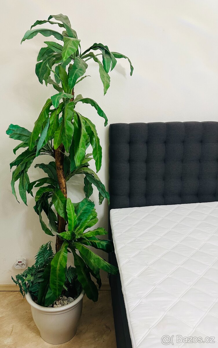 Umělá rostlina s květináčem