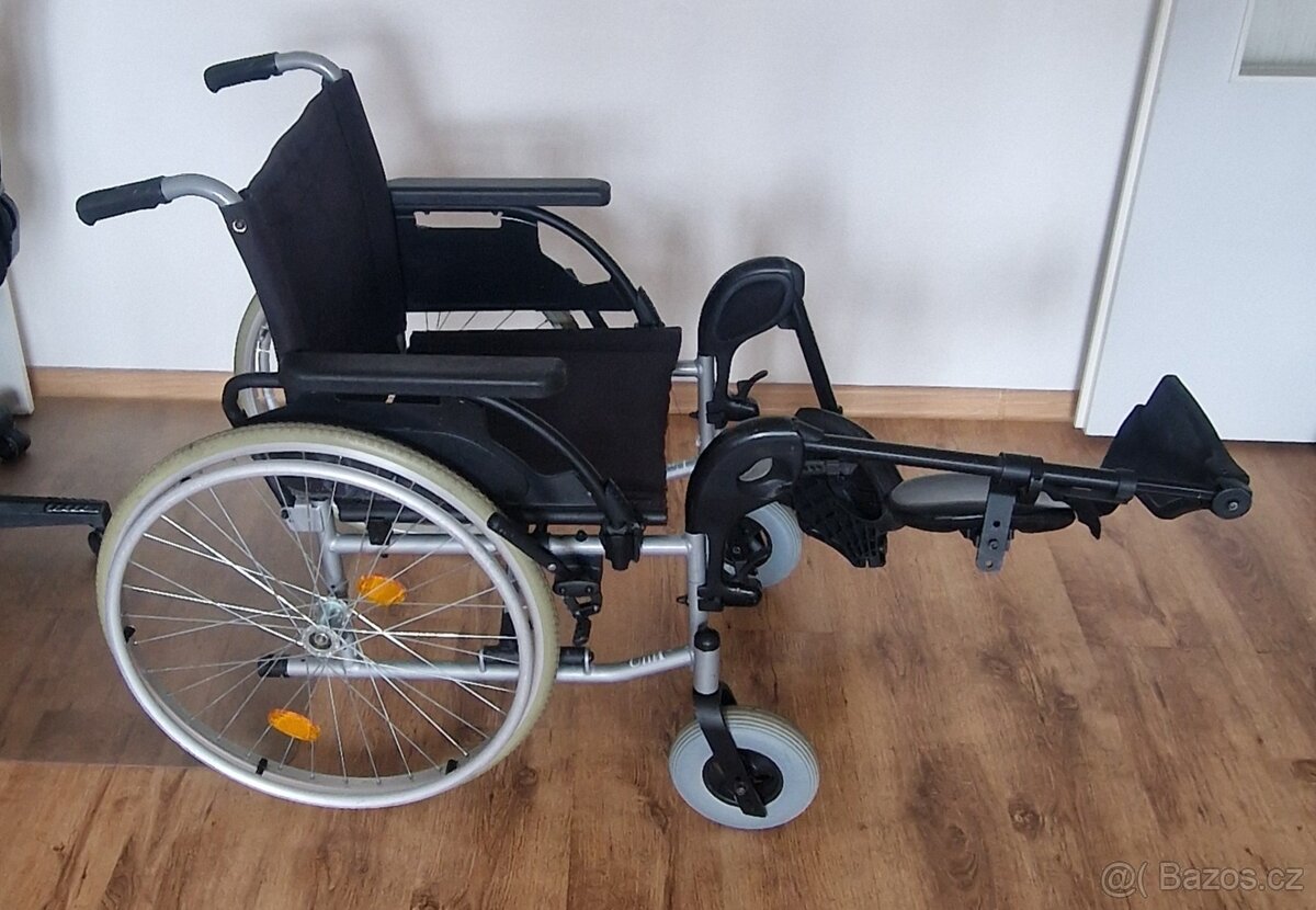 Invalidní vozík, polohovací podnožky