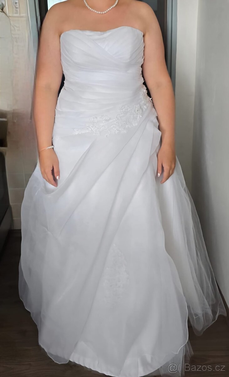 Svatební šaty, boty, květiny