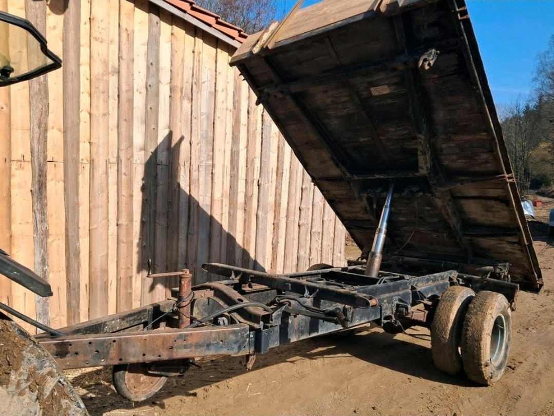 Kára za traktor třístranný sklápěč