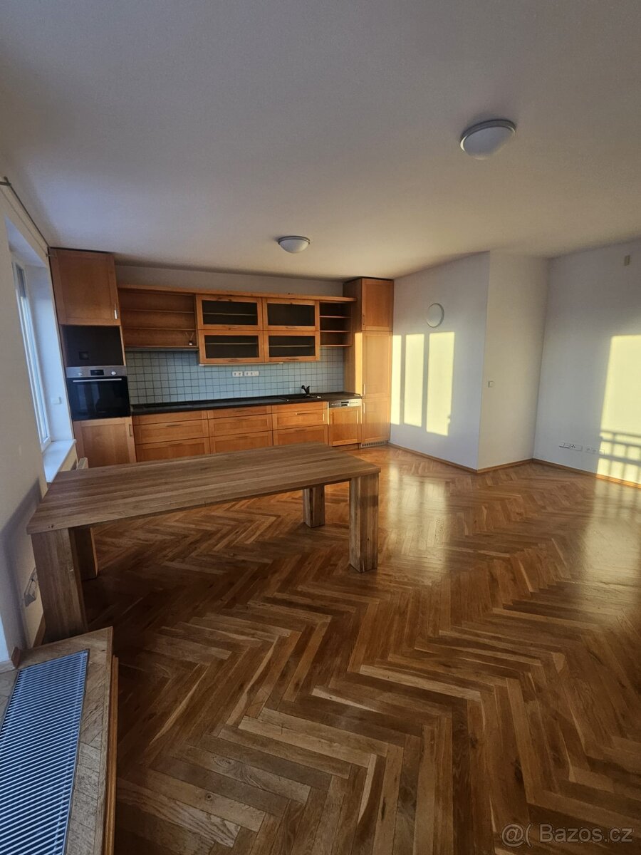 4+KK, 112m2, ve vile v Malešicích