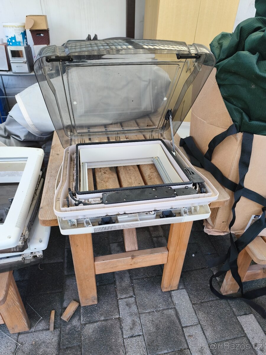 Střešní okno do karavanu