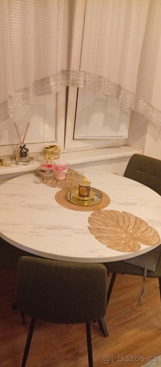 Jídelní stůl a židle