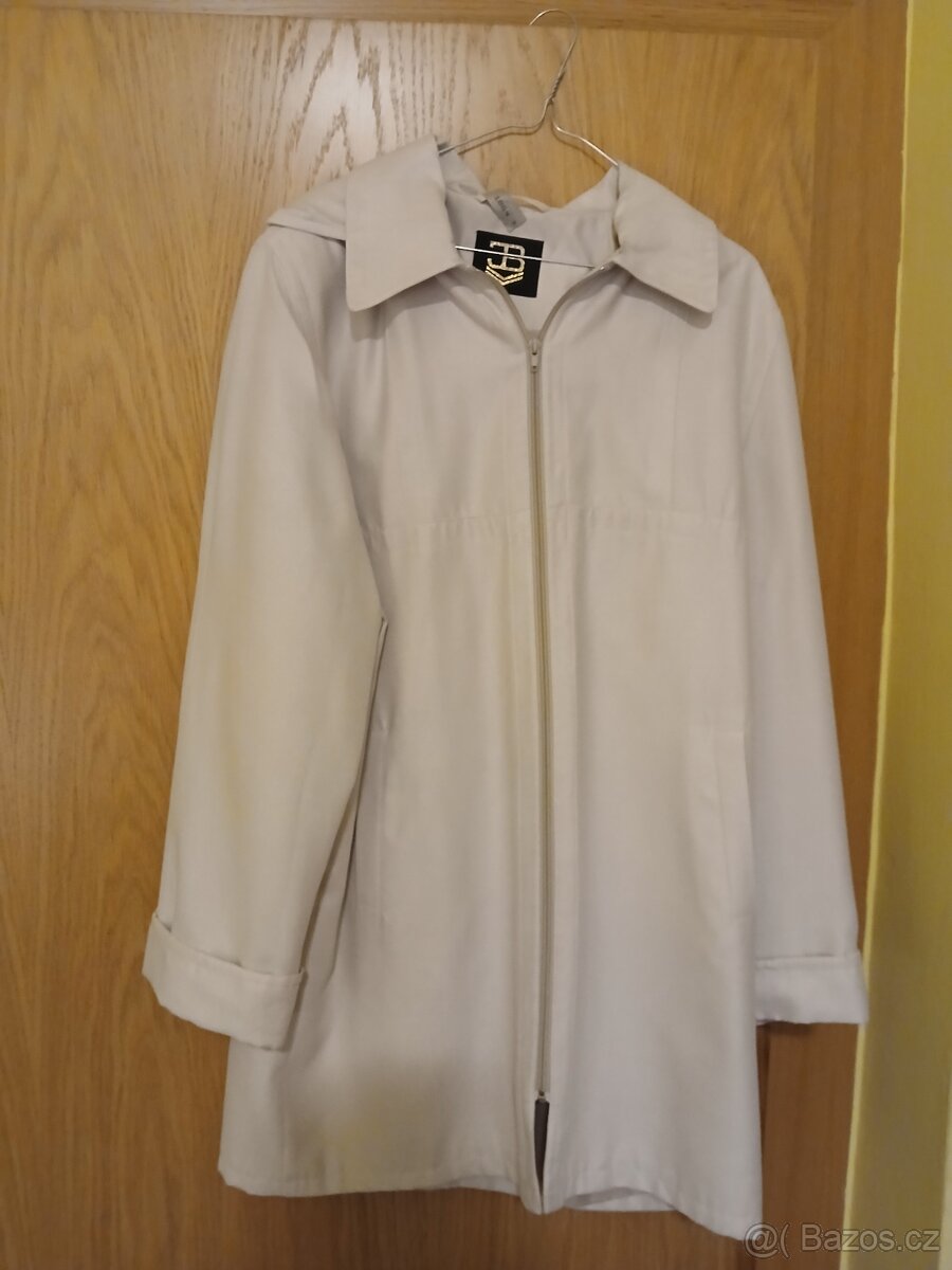 Dámská bunda s kapucí