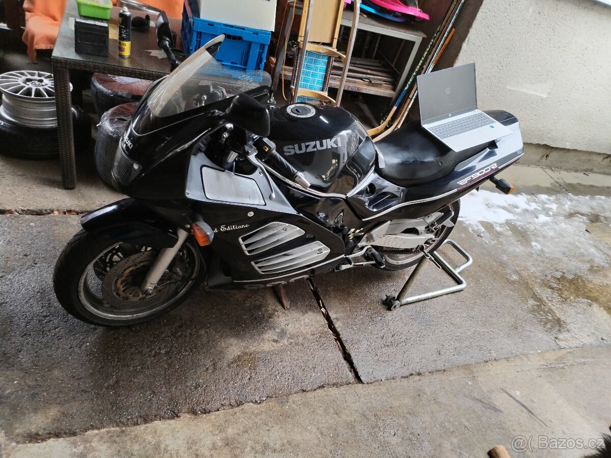 Suzuki RF 900