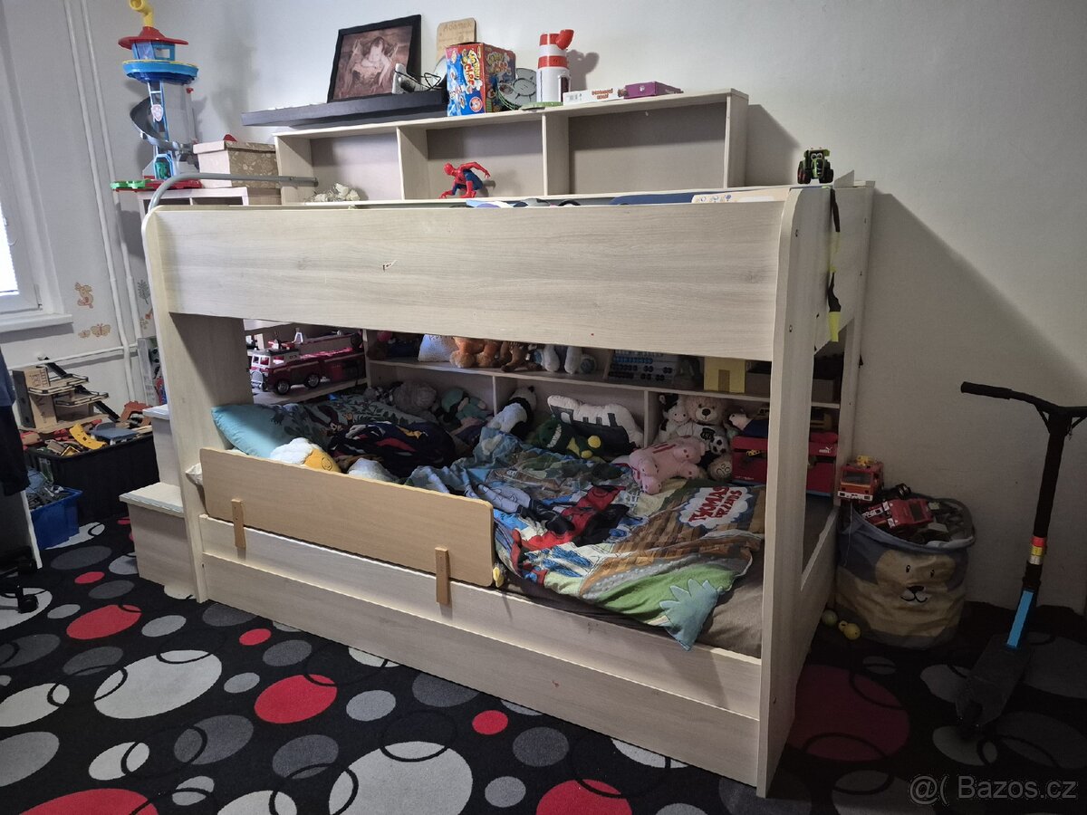 Patrová postel s regály