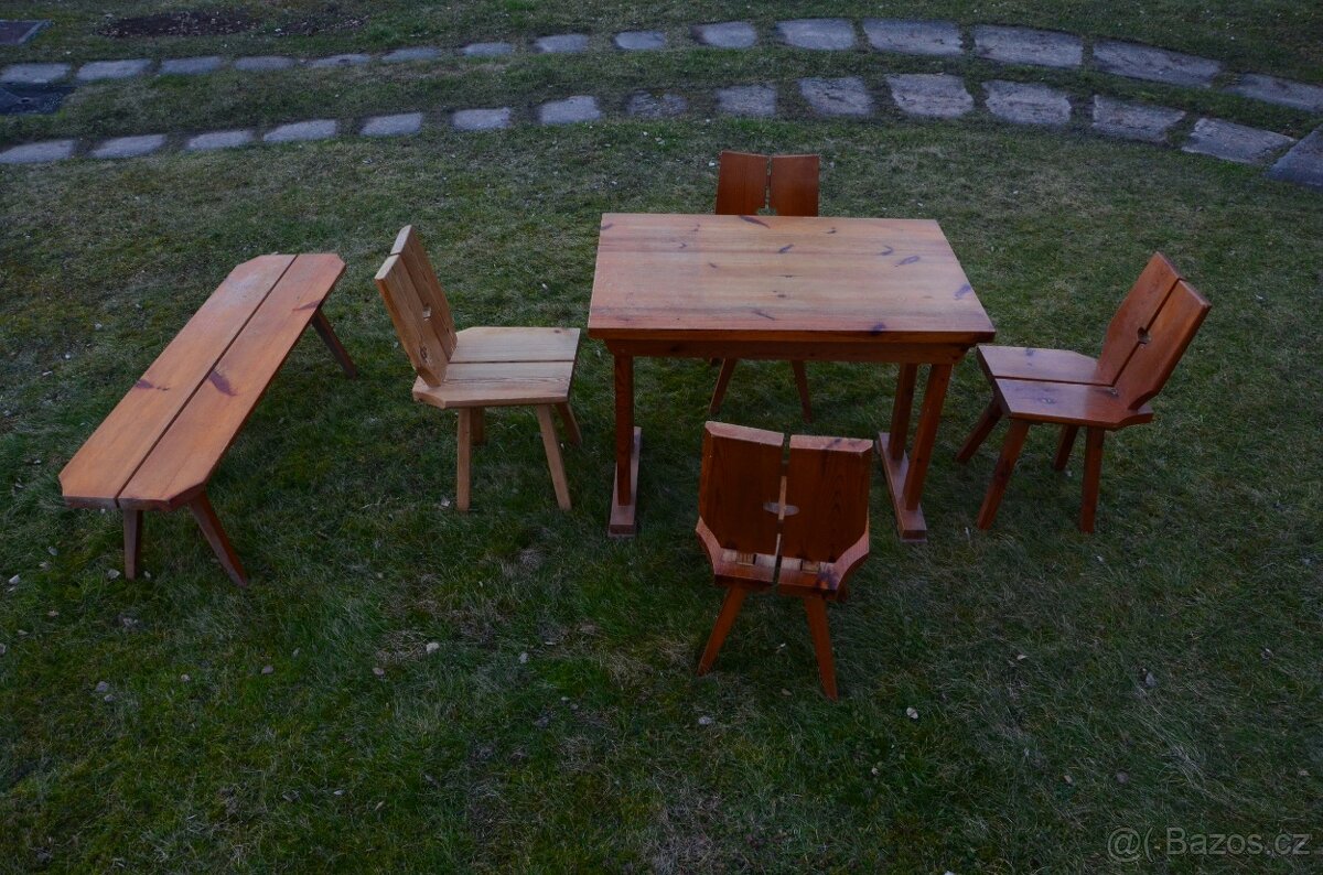 Stůl se čtyřmi židlemi a lavicí