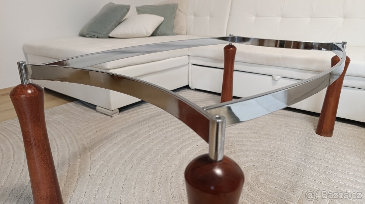 Skleněný konferenční stolek