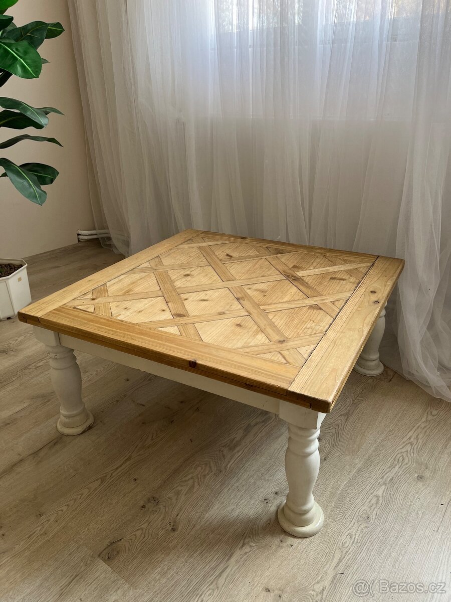 Dřevěný konferenční stolek