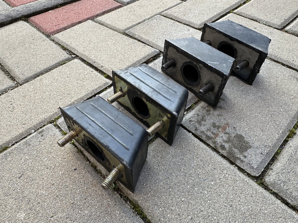 Volha Gaz 21,24, silentbloky motoru