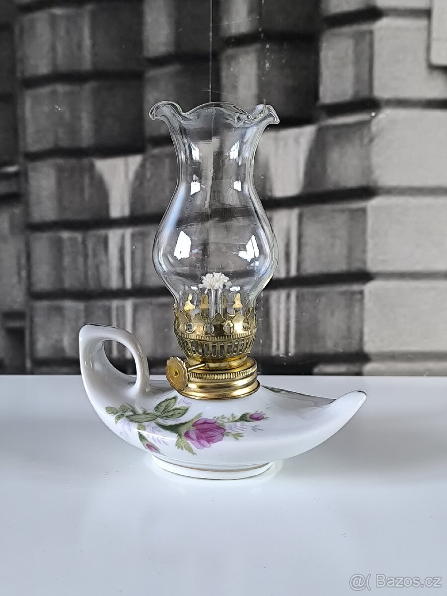 Petrolejová lampička s motivem růží