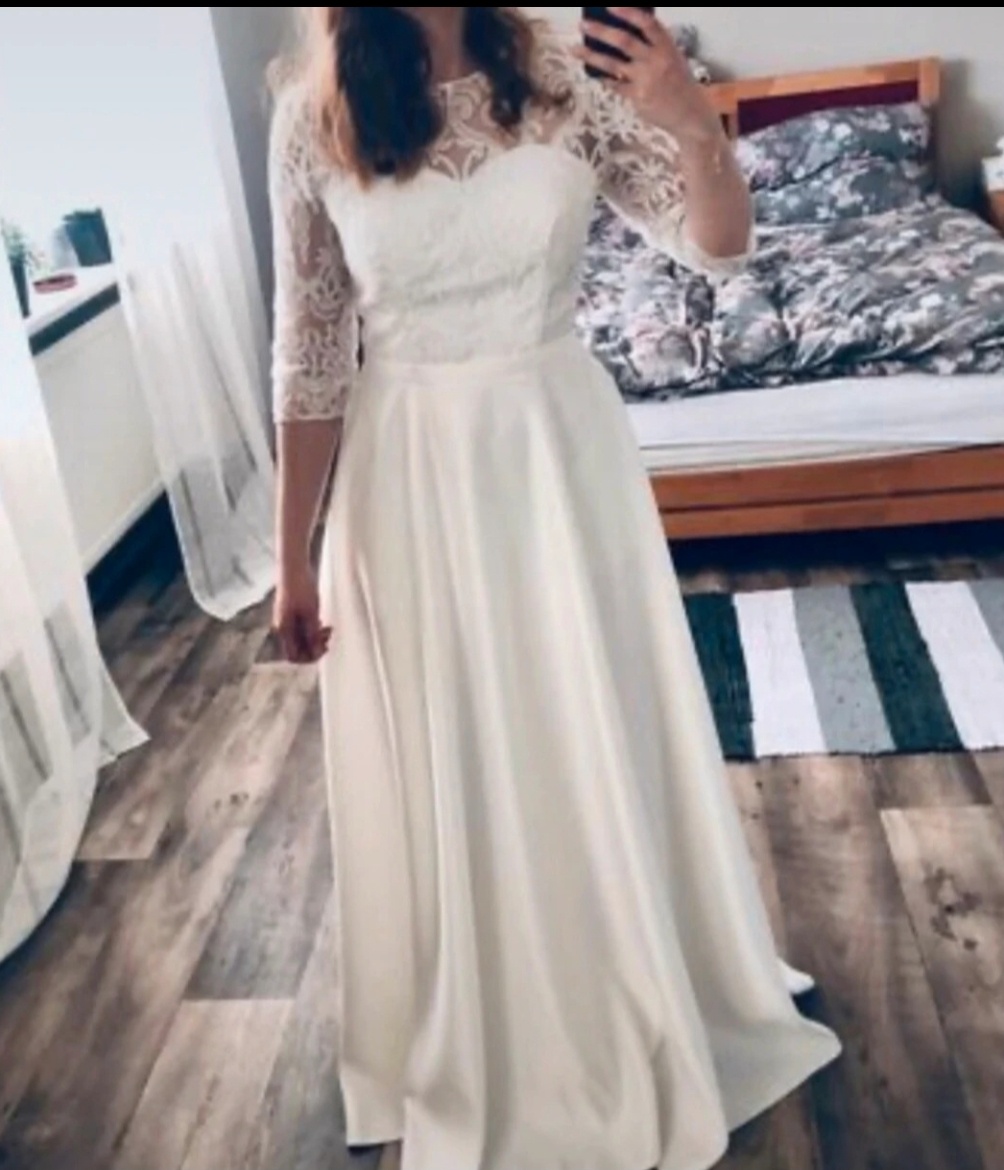 Krásné svatební šaty s krajkou