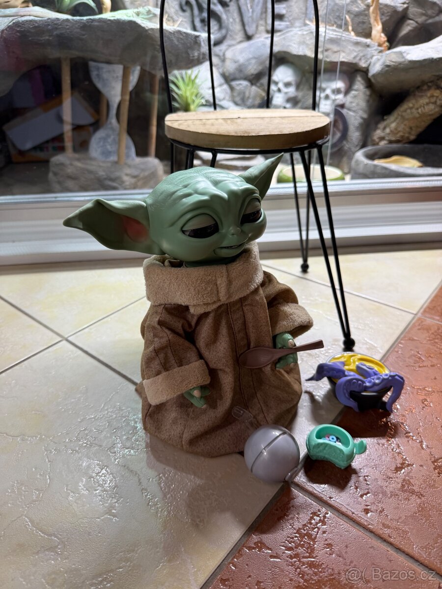Interaktivní baby Yoda s příslušenstvím