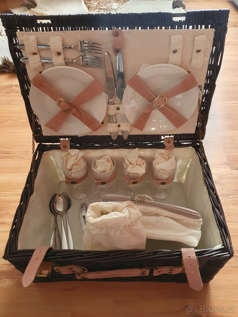 Piknikový koš pro 4 osoby s porcelánovým nádobím