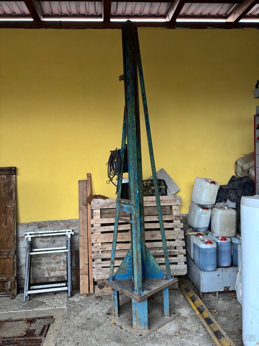 Otočný jeřáb 100kg