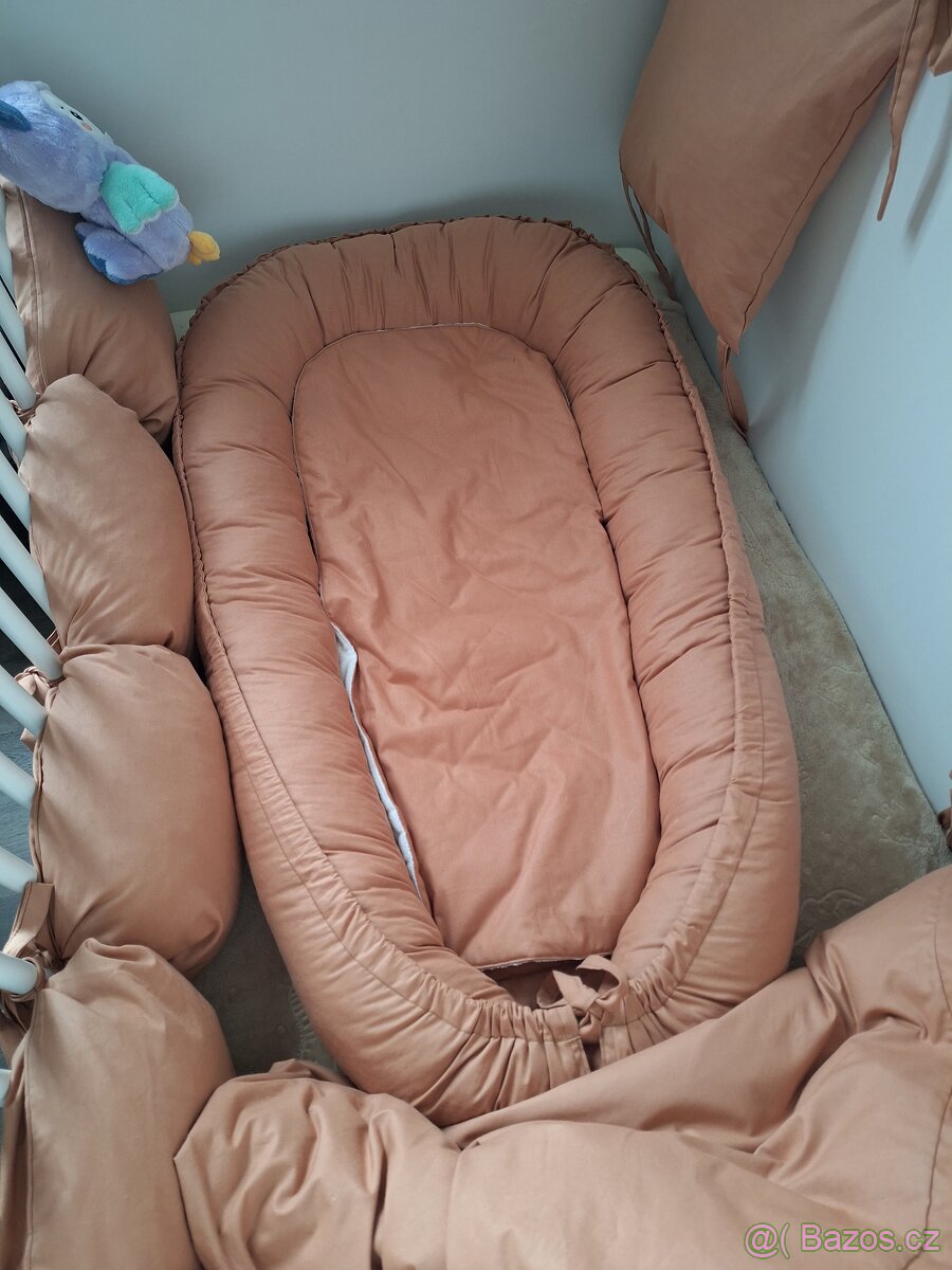 Péřová zavinovačka a hnizdečko