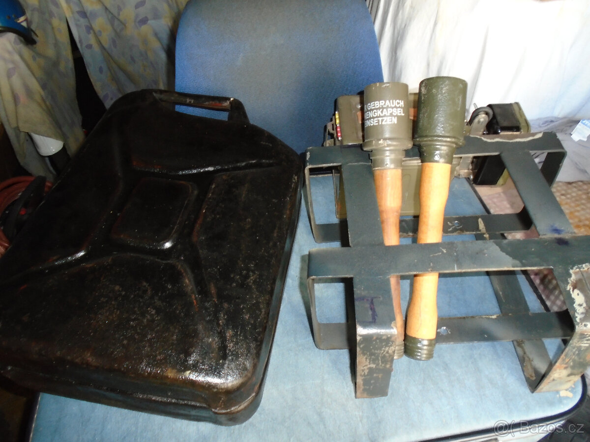 Prodám starší vojenské věci