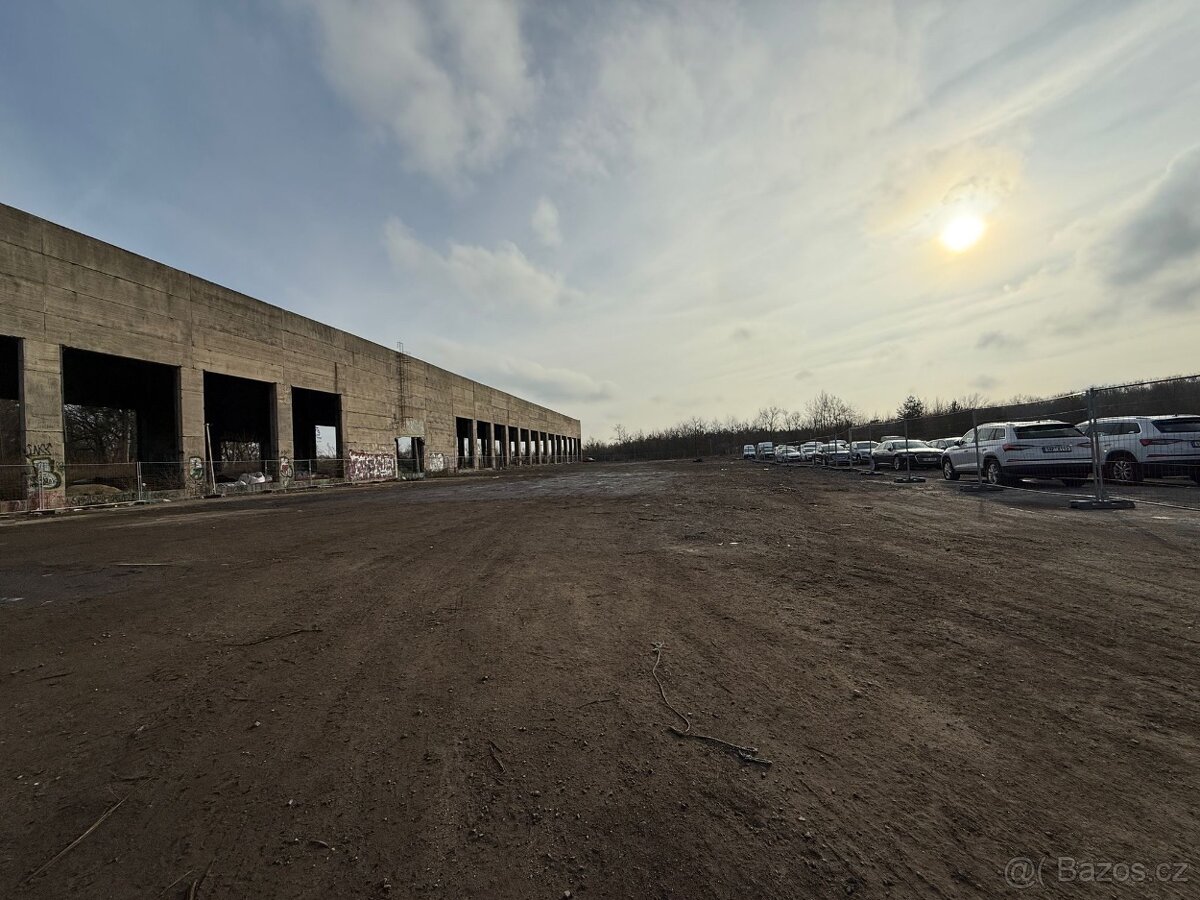 Parkování pro kamiony na zpevněné ploše