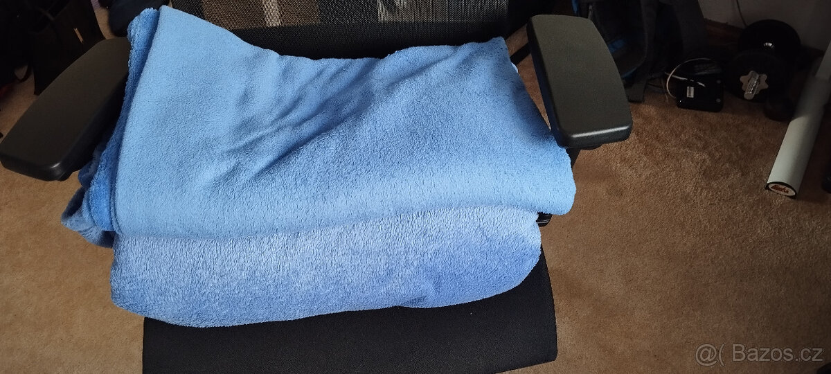 2 příjemné deky v modré barvě za 150 Kč