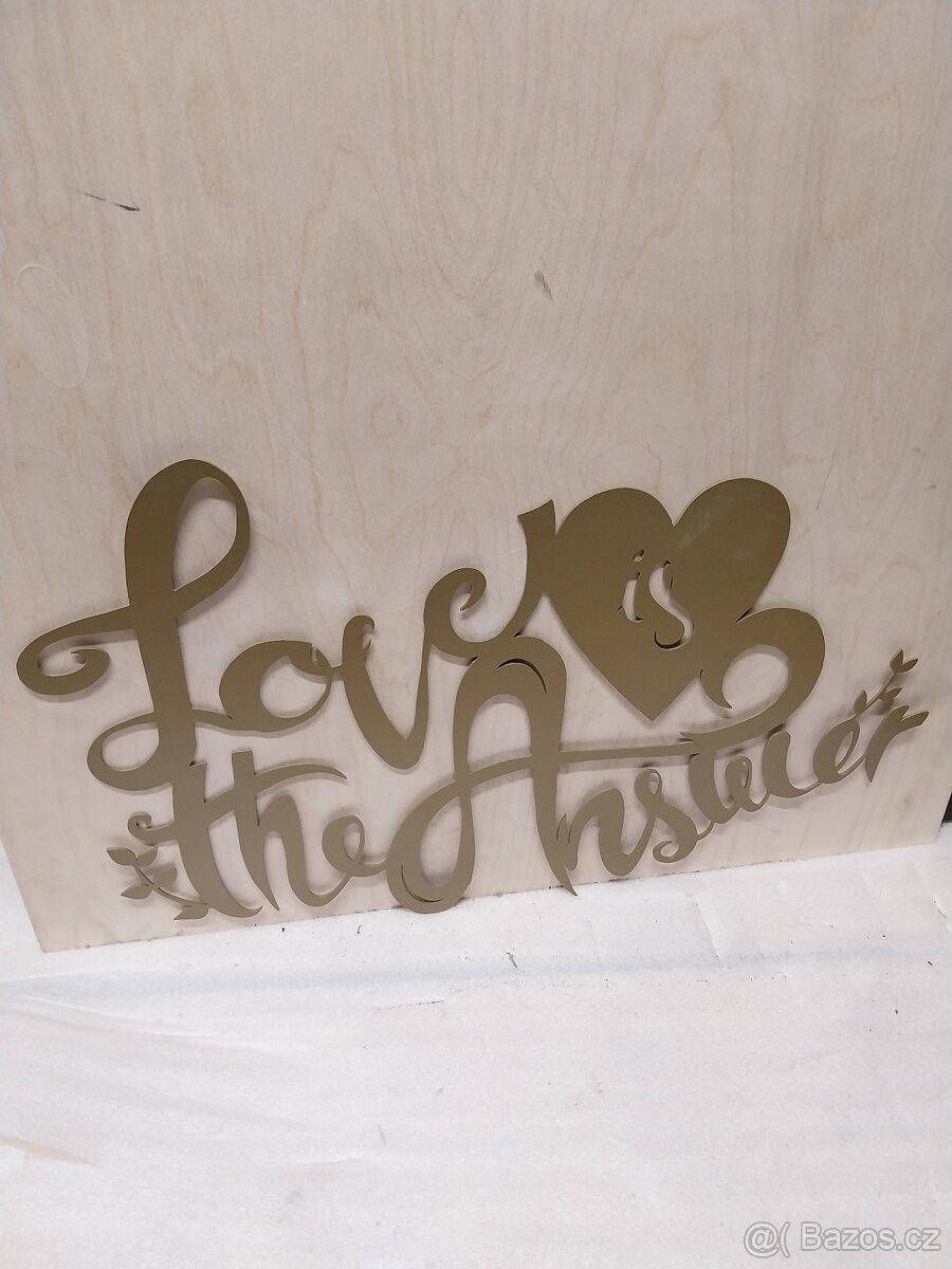 Plechový obraz na stěnu - zlaté Love is the answer