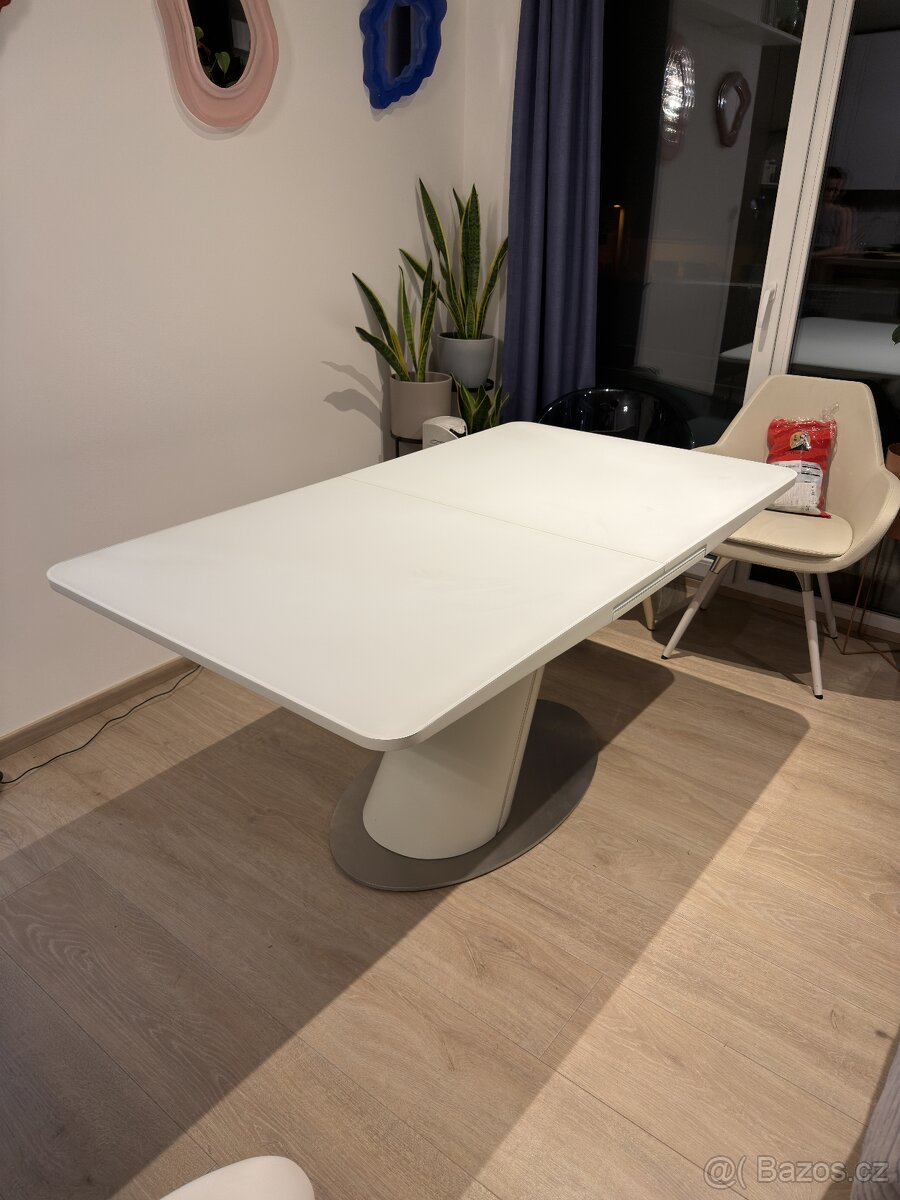 Prodám jídelní stůl