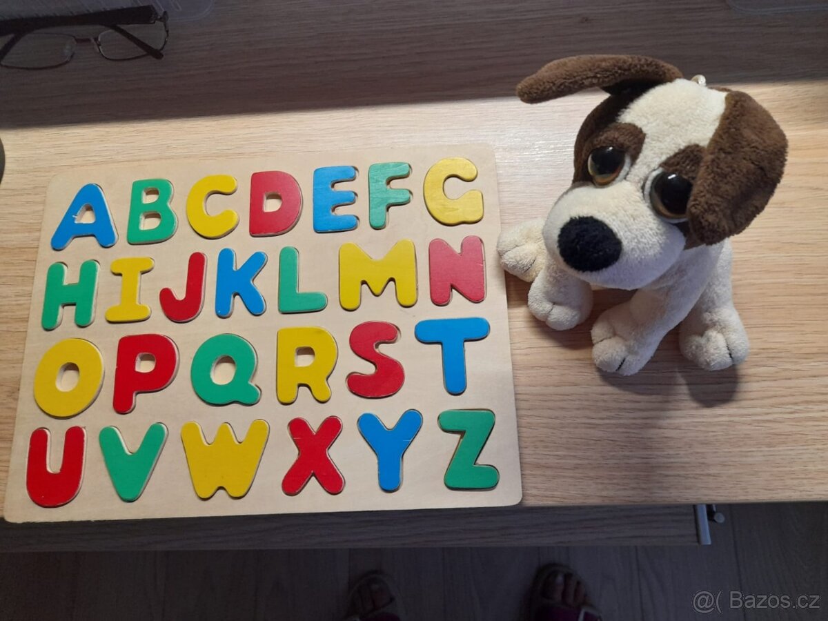 dřevěná tabulka s písmenky a plyšáček