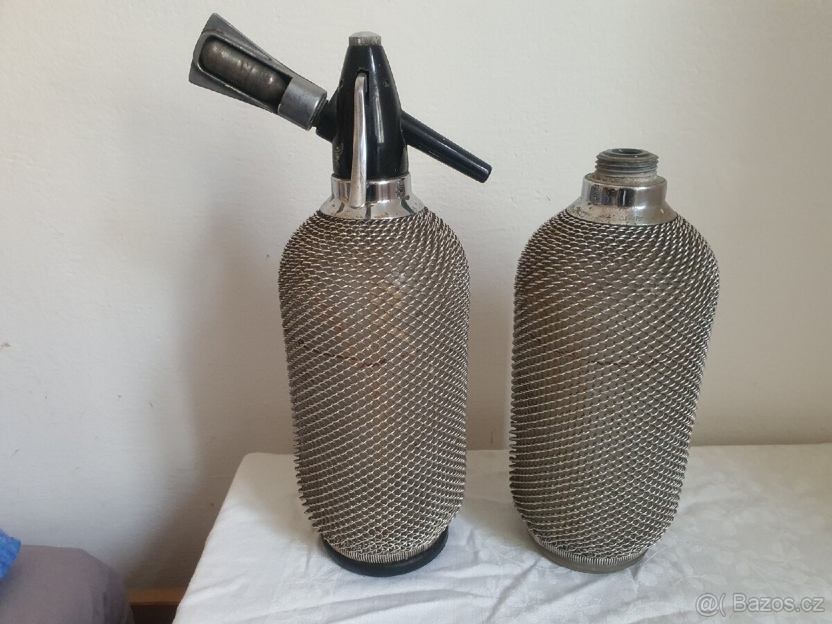 Stará souprava na perlivou vodu. Ocelové víčka