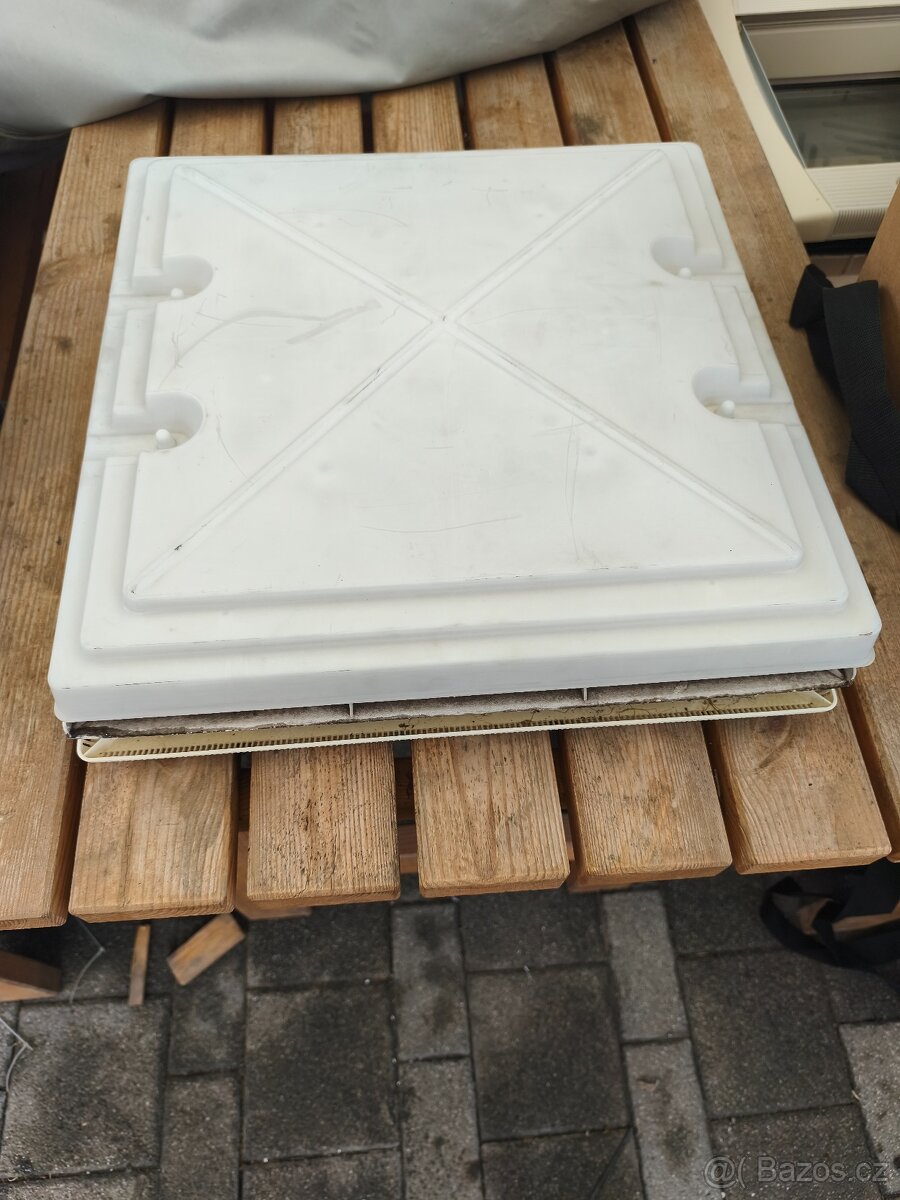 Střešní okno do karavanu