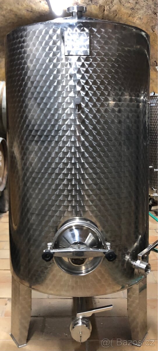 Nerezová uzavřená nádrž 680l