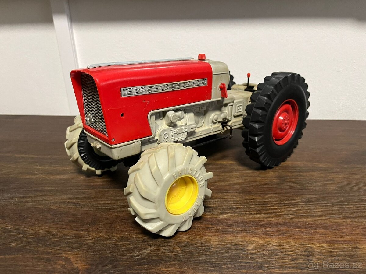 Retro starý traktor Anker