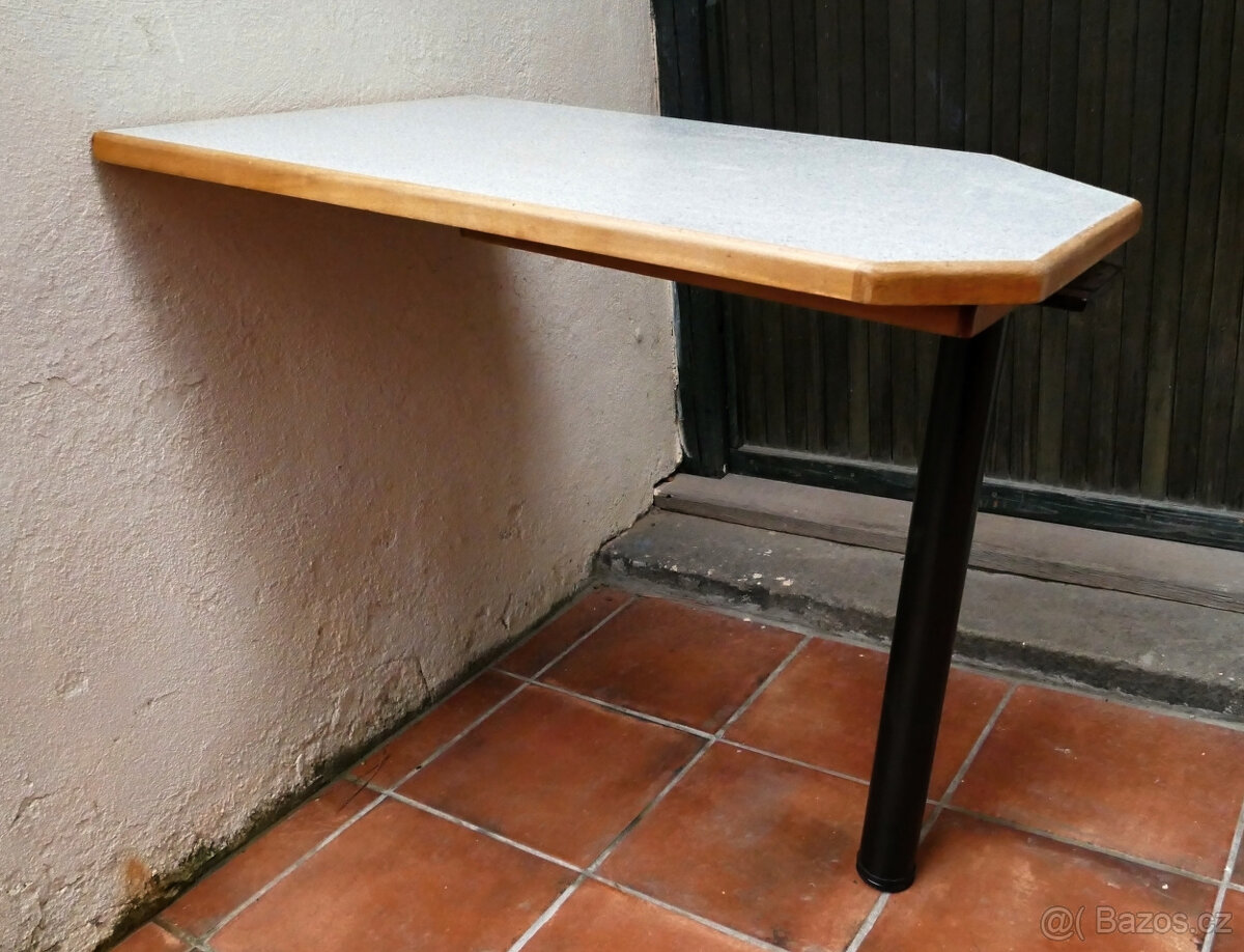 Stůl do karavanu s otočnou deskou