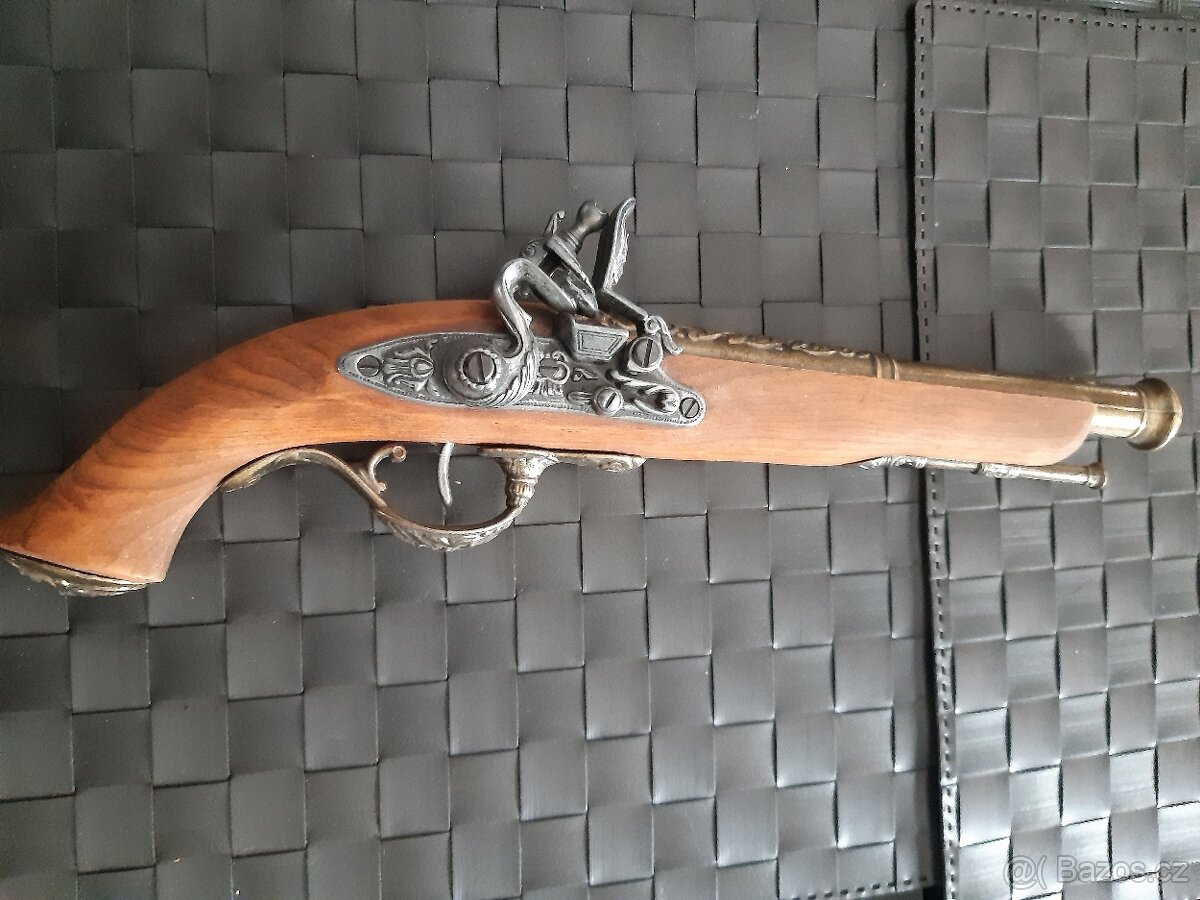 Prodám starou pistoli, replika, pozůstalost.