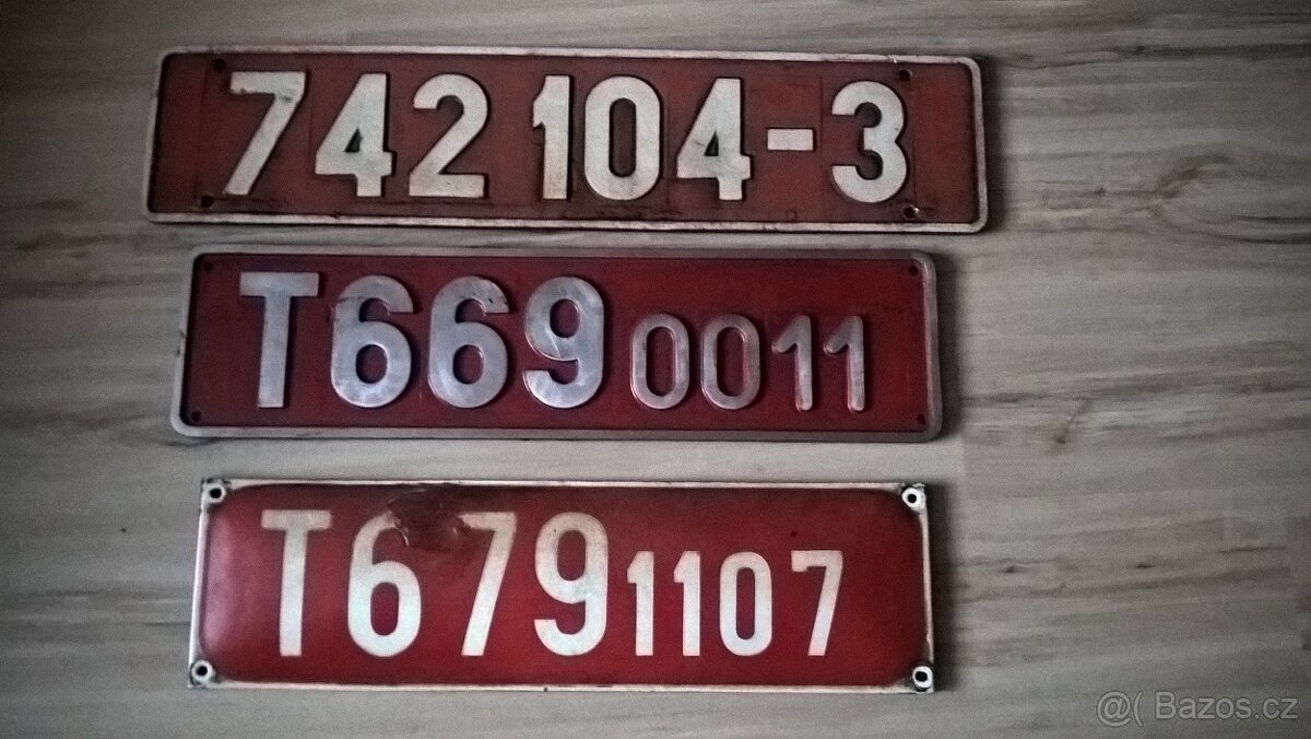 cedule , štítky, lampy, čísla z lokomotiv