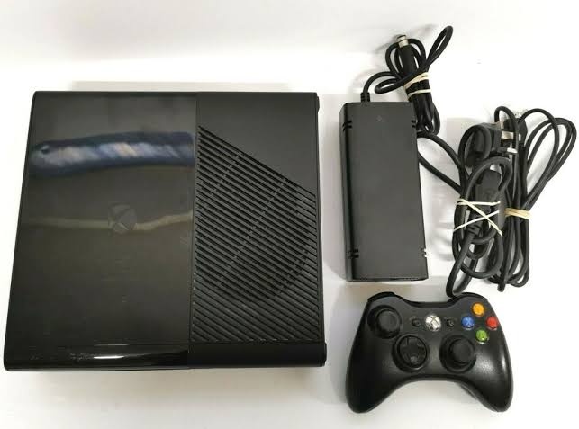 Xbox 360 Stingray 4GB + 4 hry