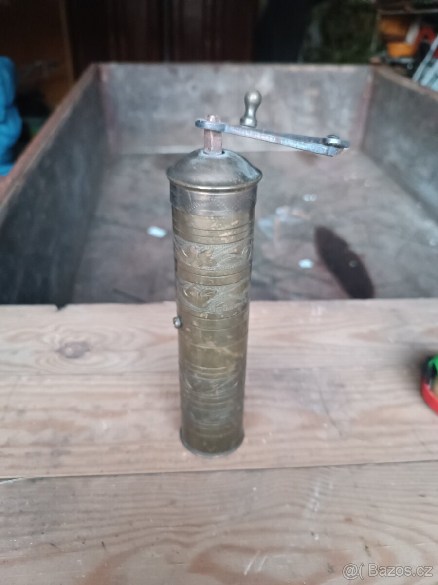 Starožitný mosazný mlýnek.