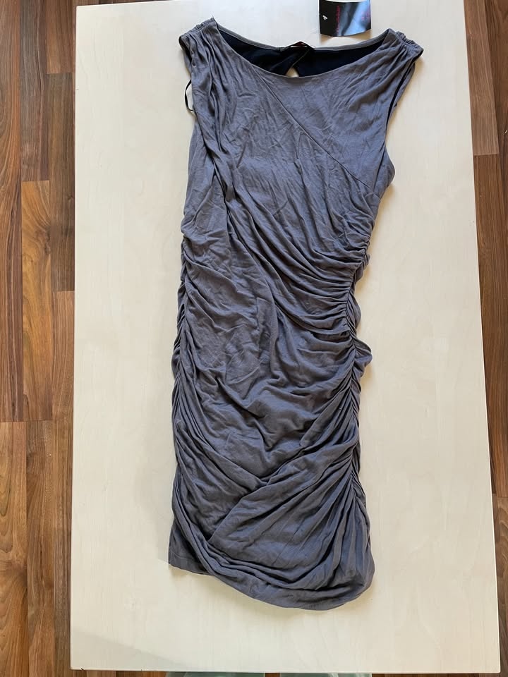 Nové šedé řasené šaty s průstřihem zad, vel M ale spíše mén